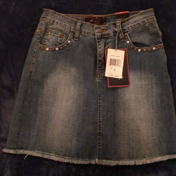 Small jean skirt with studs - Picture 3 of 3